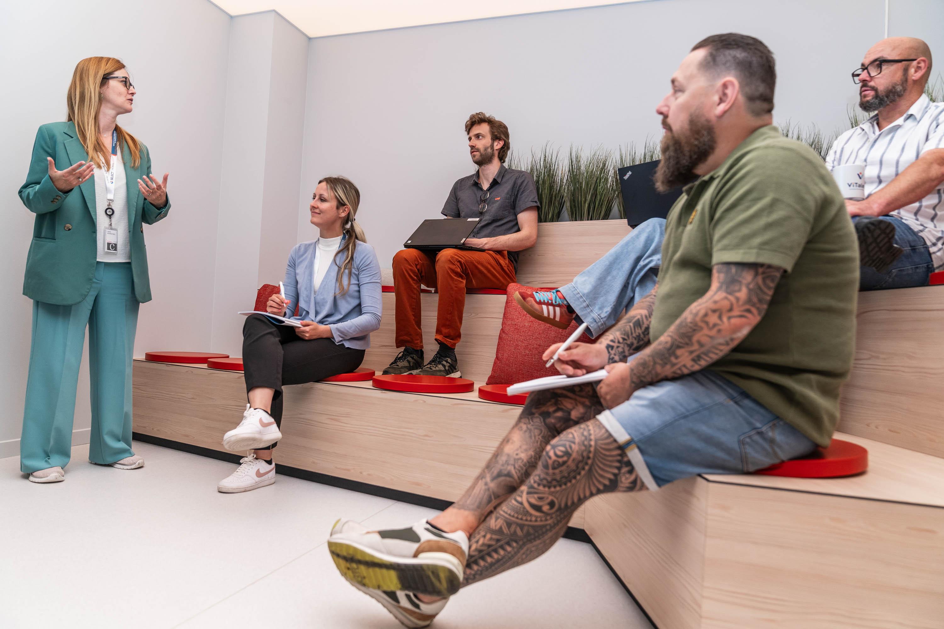 Experts leren
voortdurend bij. We stippelen samen met jou een opleidingstraject uit en zitten minstens twee keer per jaar met het hele team samen om onze kennis te delen.